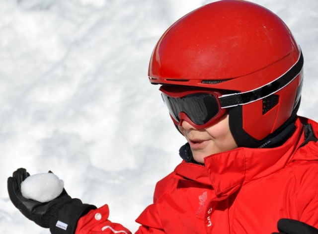 nino con una bola de nieve en la mano